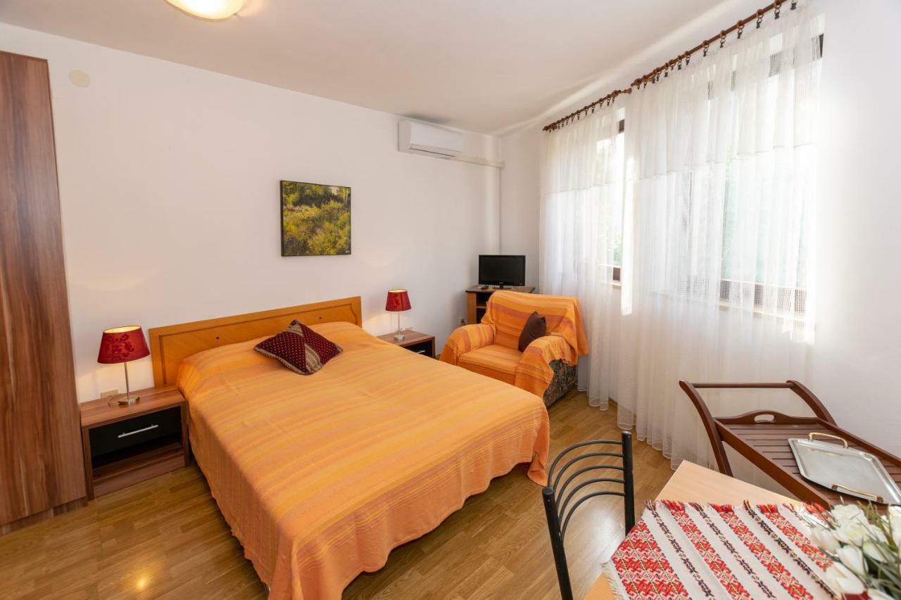 Apartments Mirjana Pula Extérieur photo