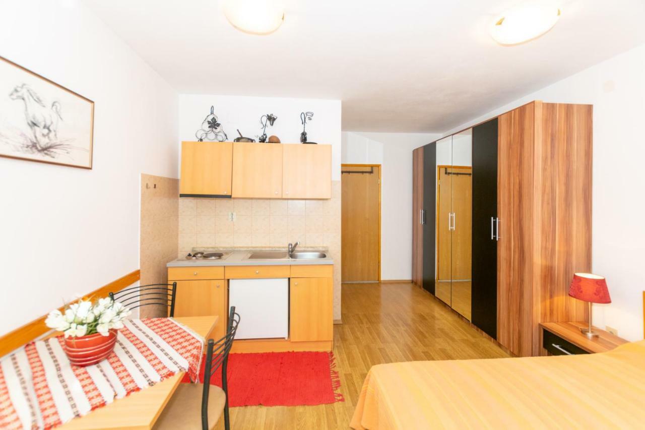 Apartments Mirjana Pula Extérieur photo