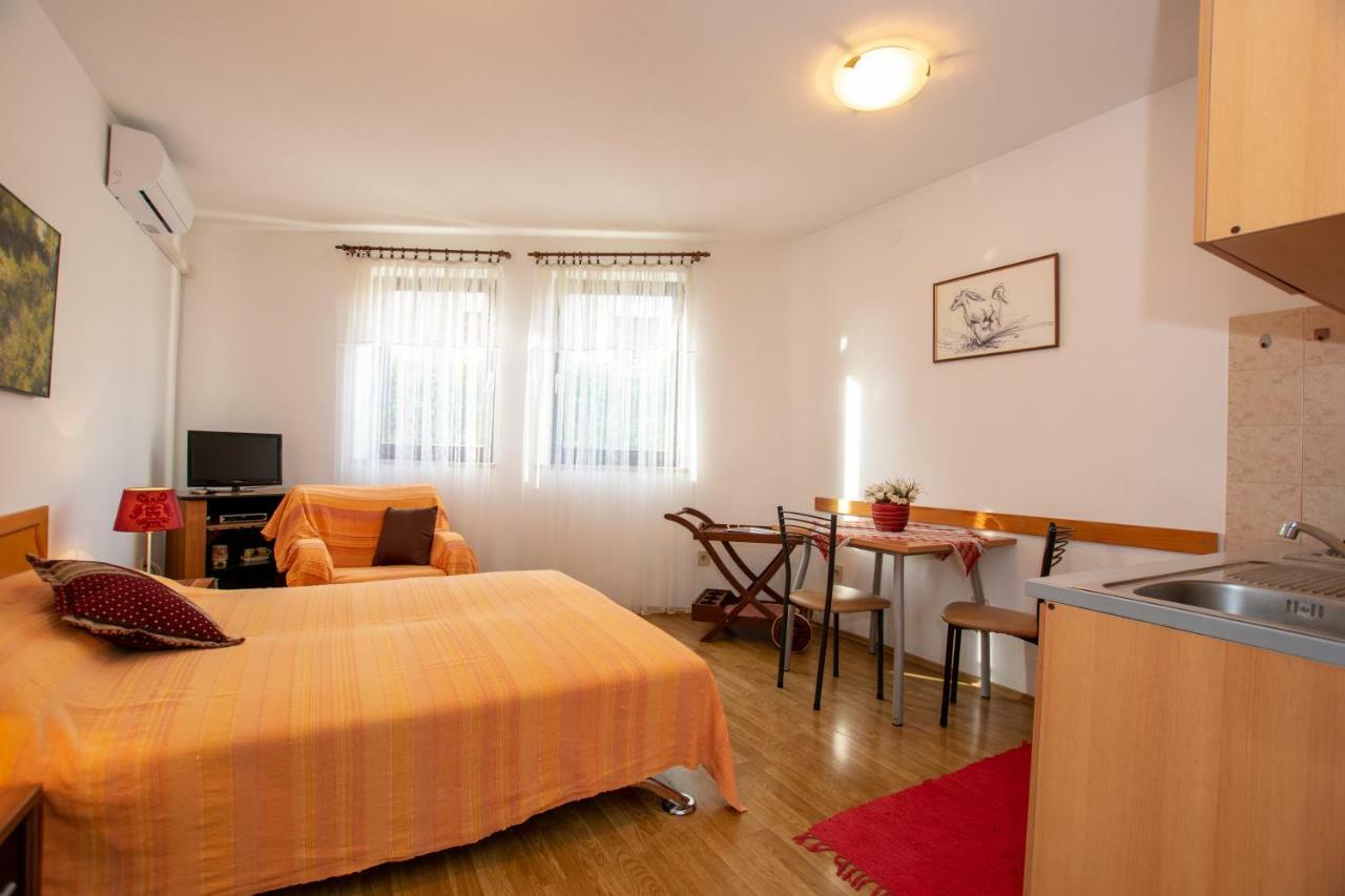 Apartments Mirjana Pula Extérieur photo